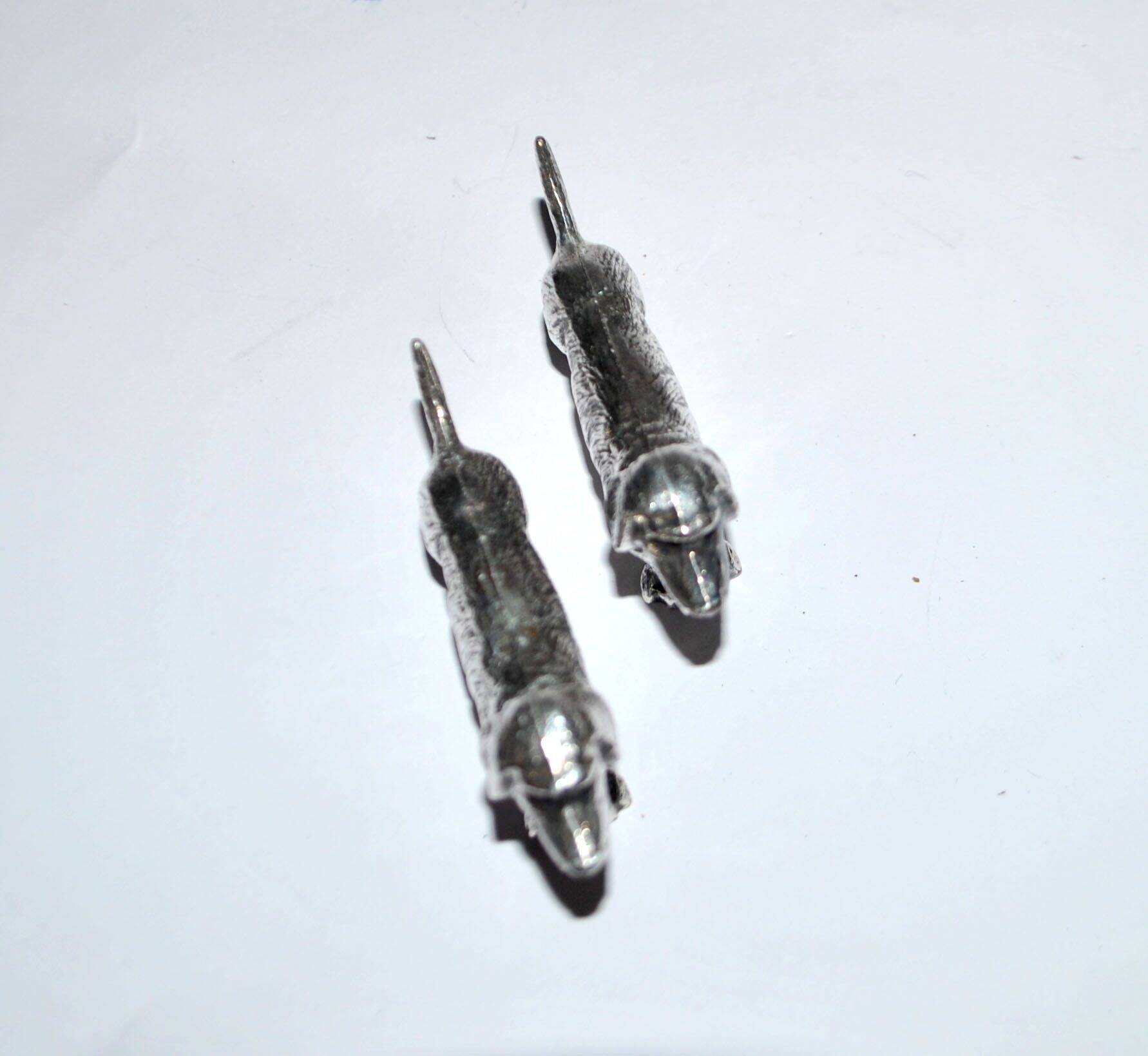 Set of 2 vintage animal knife rests, dachshund and basset hound, in silver-plated metal.