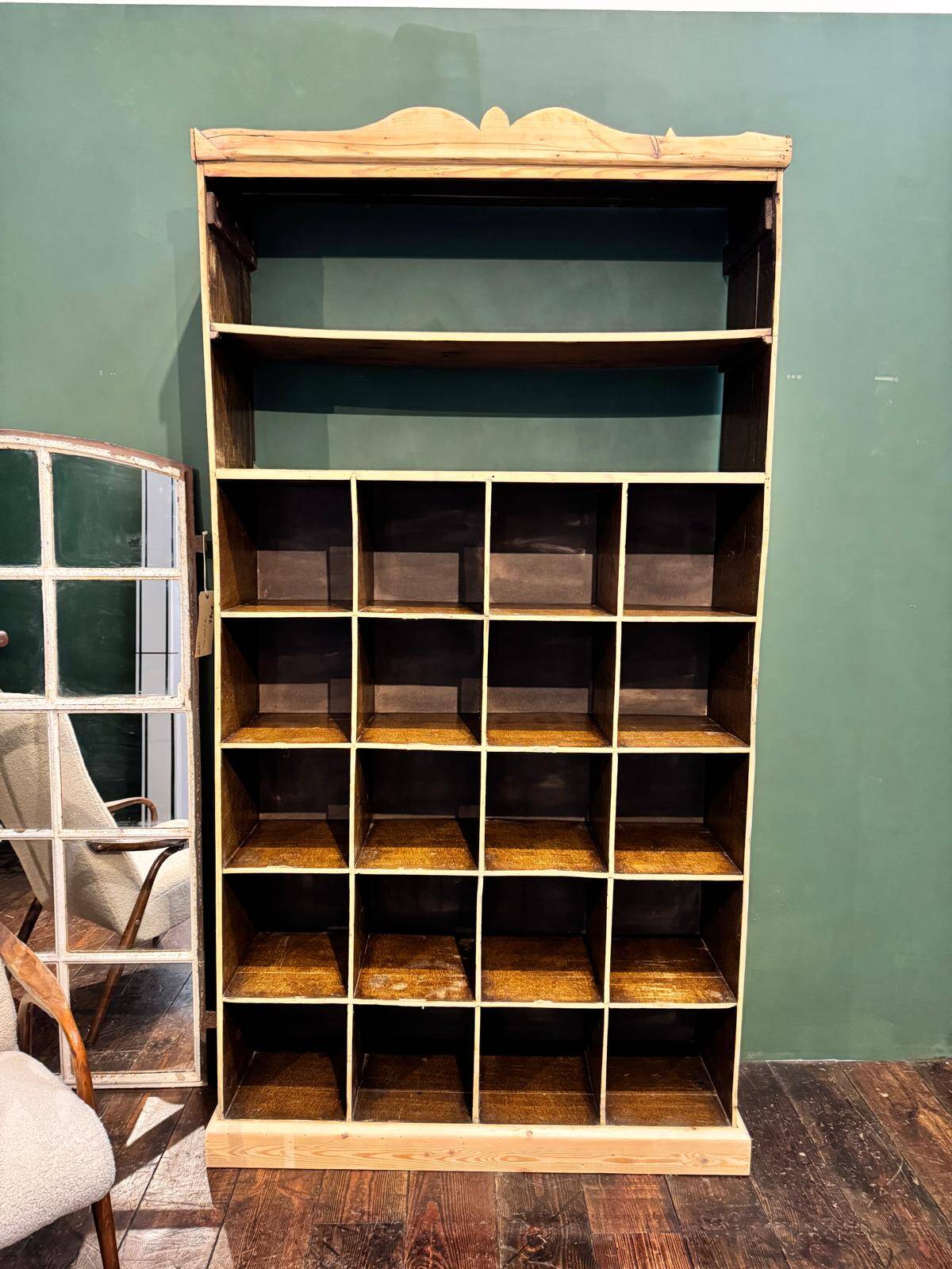 Ancien meuble de métier avec casiers
