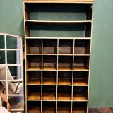 Ancien meuble de métier avec casiers