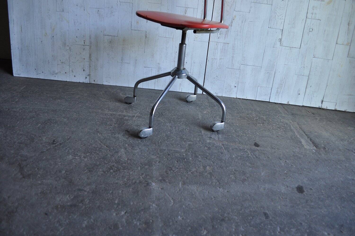 Chaise pivotante industrielle corail en skaï et piètement chromé, années 1950
