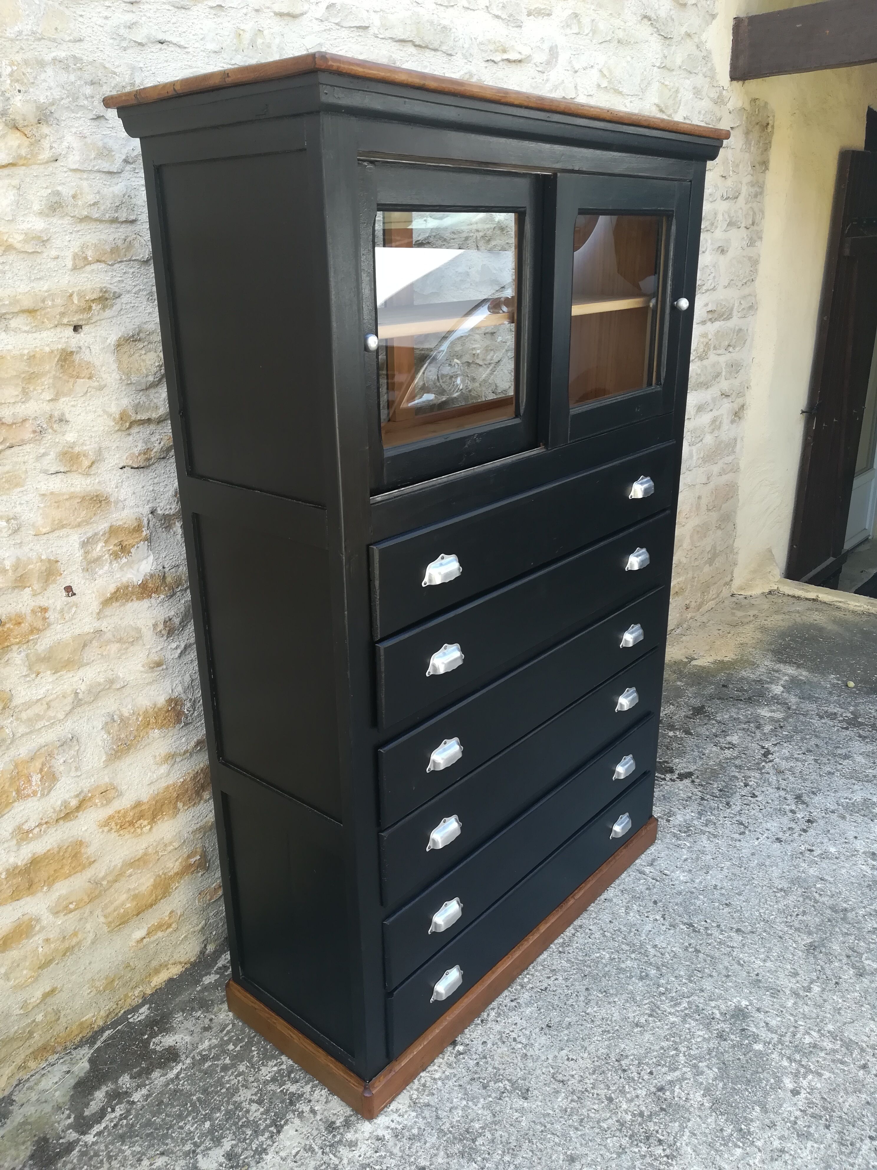 Meuble de métier a tiroirs et portes coulissante