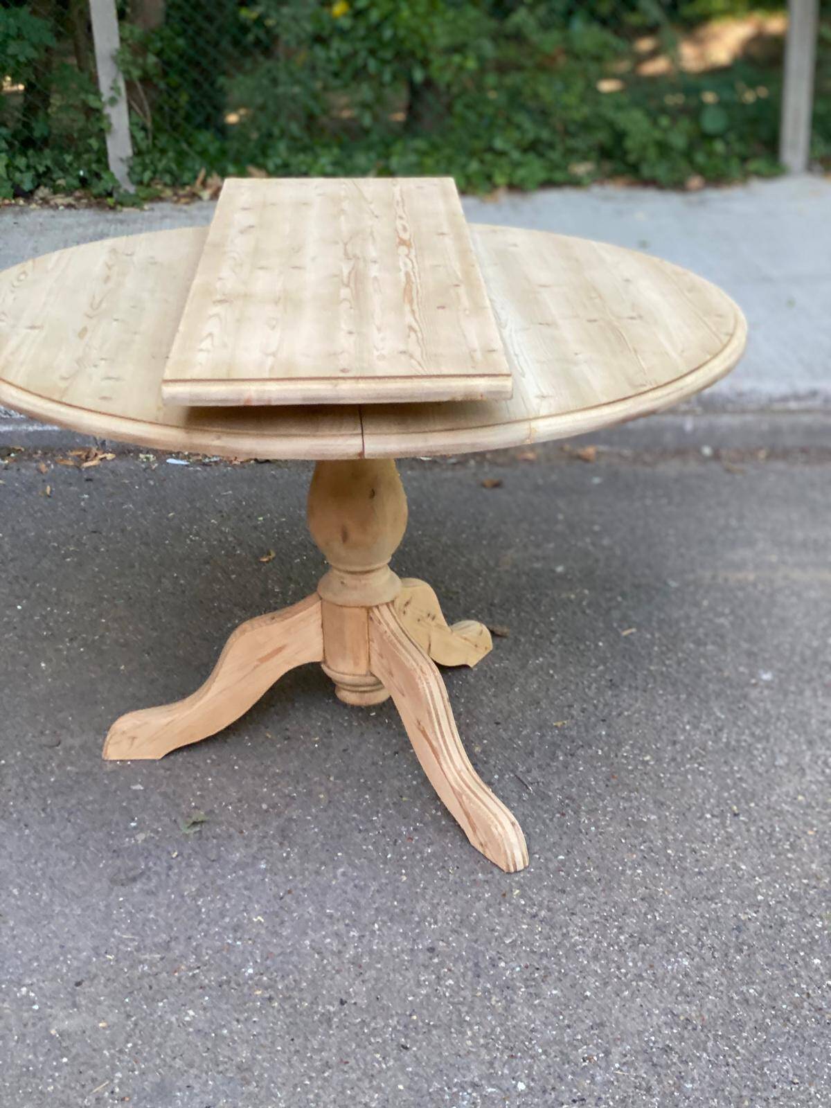 Interior's extendable round tripod dining table renovated in solid wood