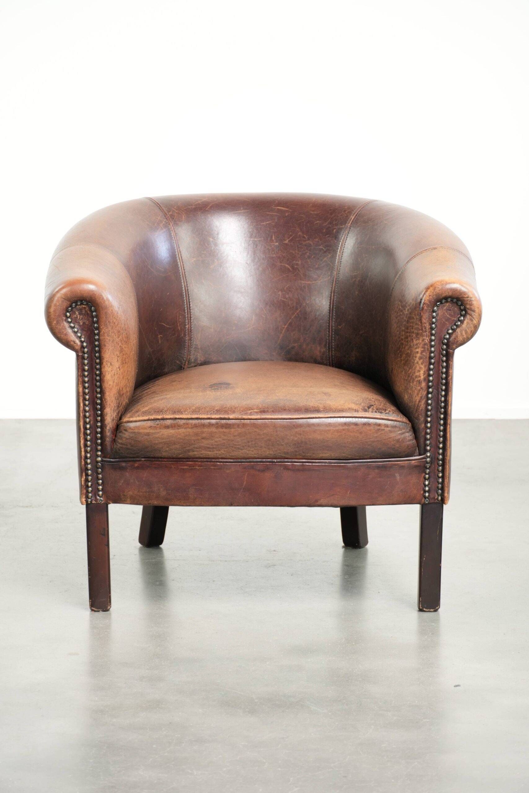 Sheepskin club armchair with patina in a subtle size and a vintage look