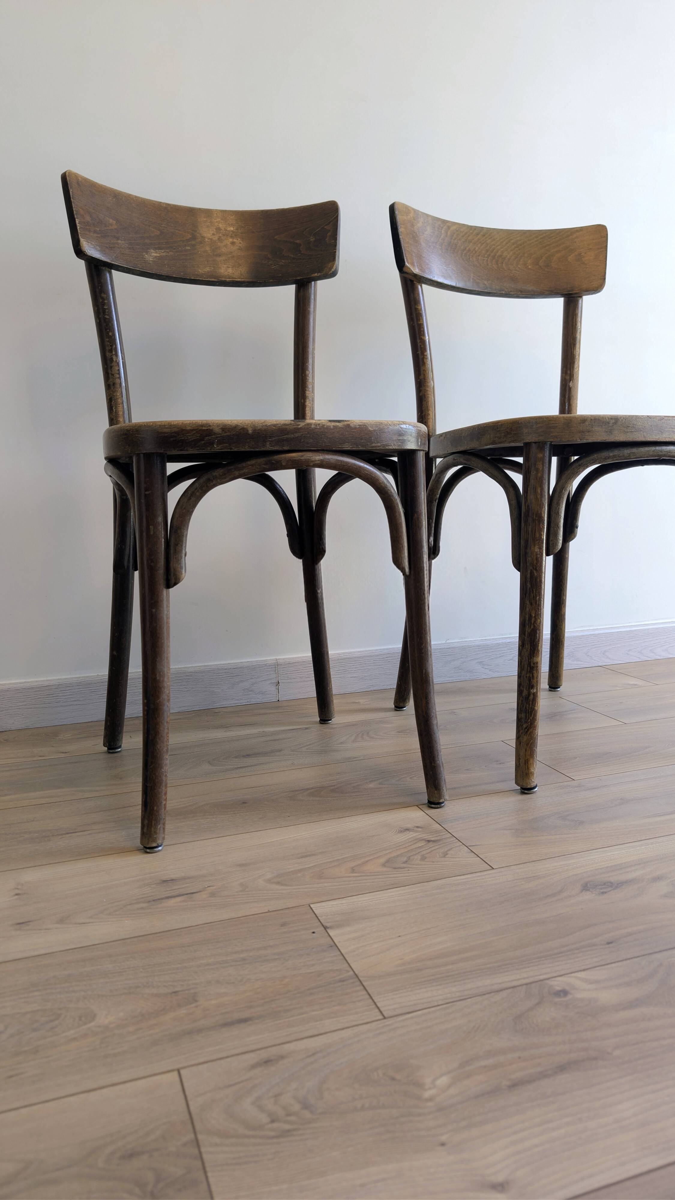 Paire de chaises bistrot anciennes en bois courbé esprit Thonet