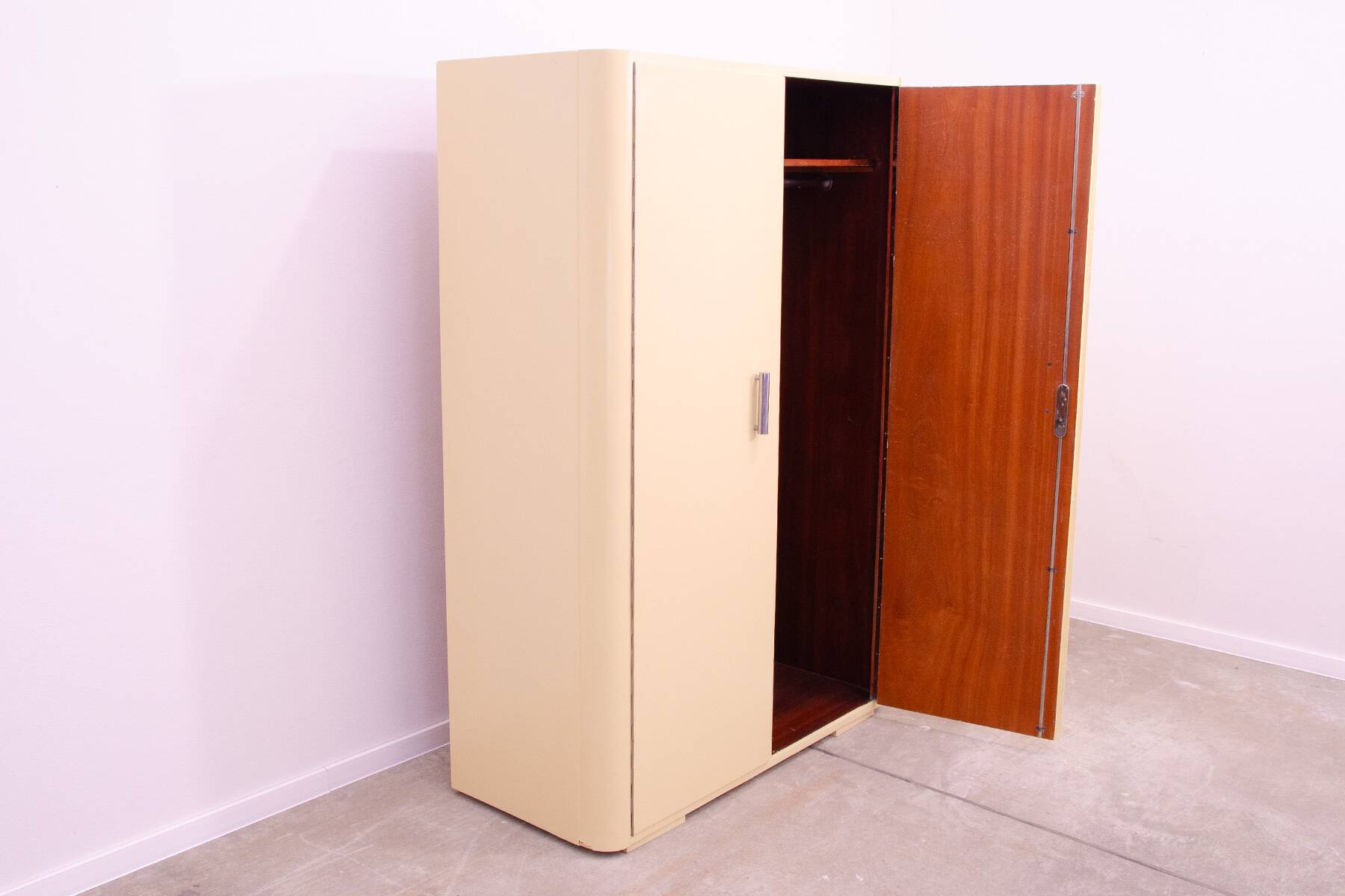 Armoire Bauhaus, années 1930, Tchécoslovaquie
