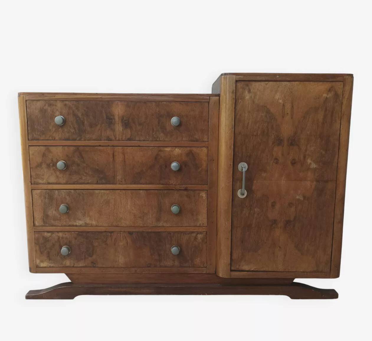 Art Deco buffet bar in walnut burl.