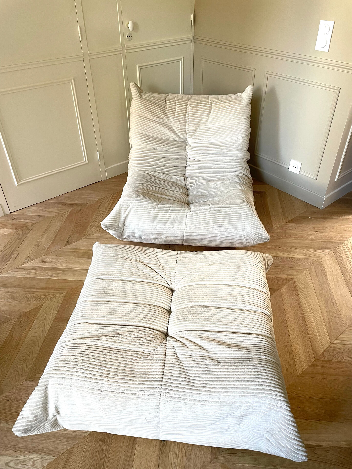 Chauffeuse et ottoman Togo en velours côtelé beige