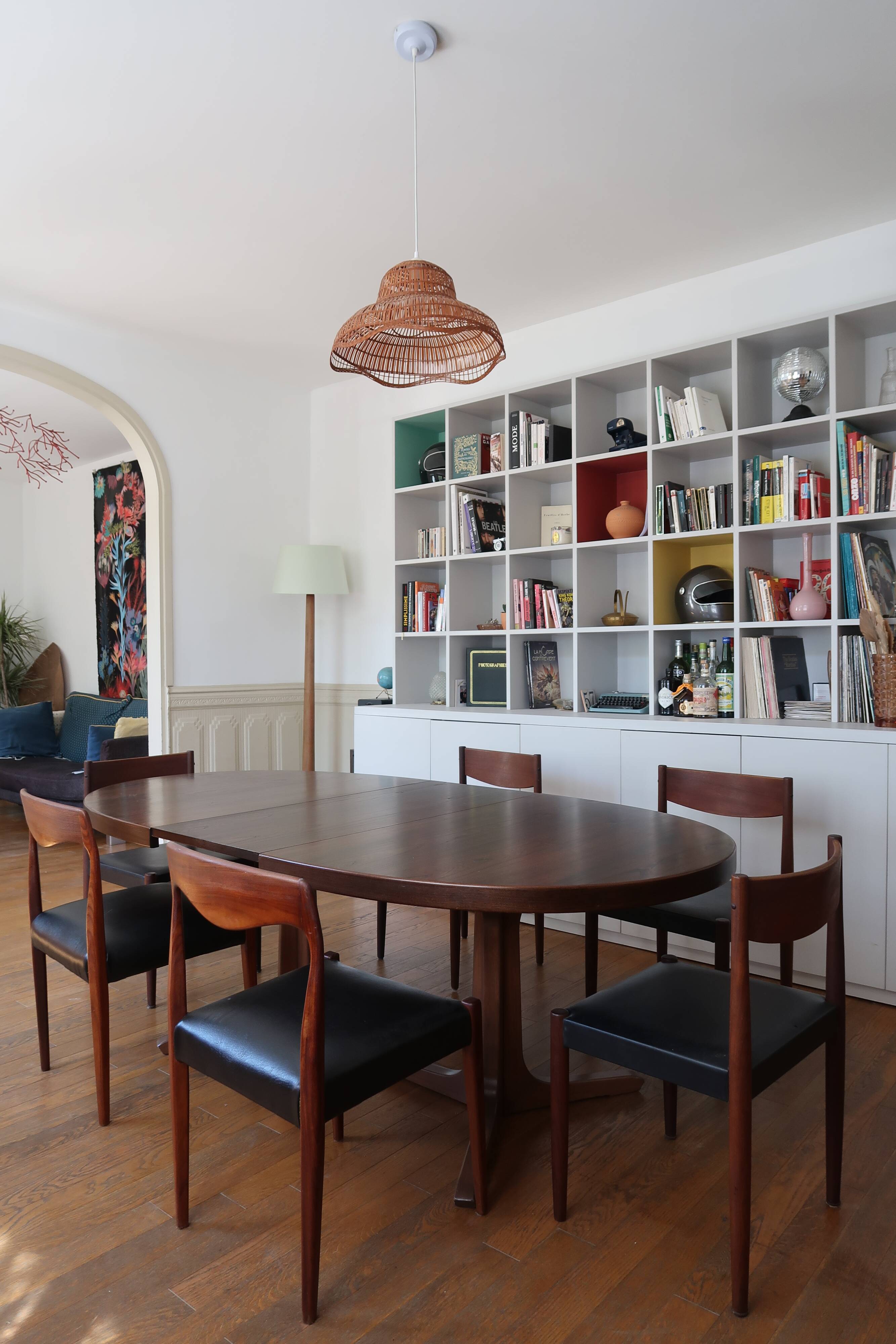 Scandinavian extendable table