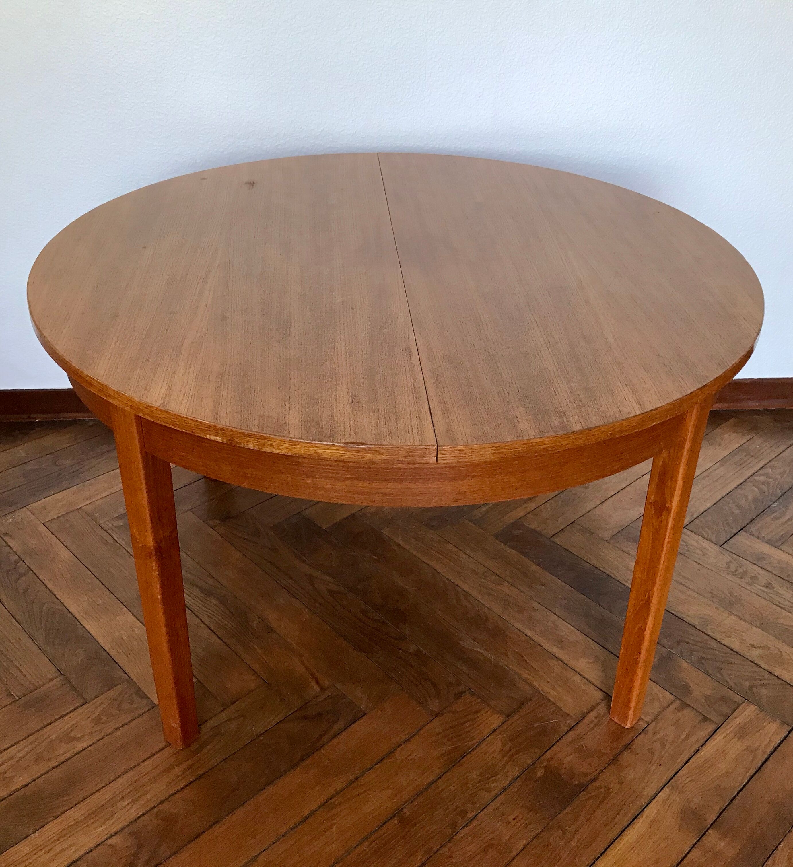 Round and expandable dining table, year 70