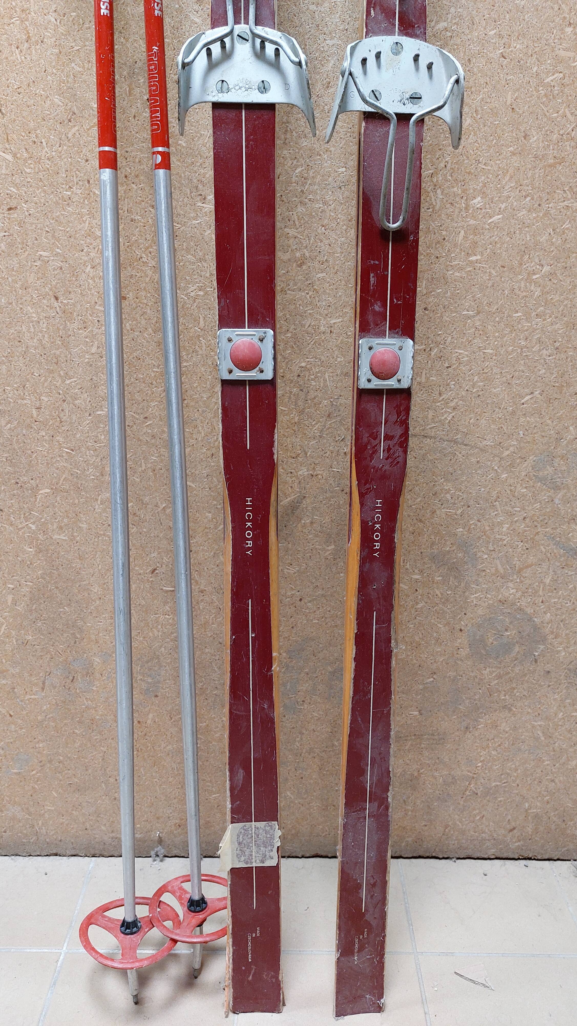 Paire de skis vintage en bois 199 cm couleur Bordeaux avec batons
