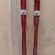 Paire de skis vintage en bois 199 cm couleur Bordeaux avec batons