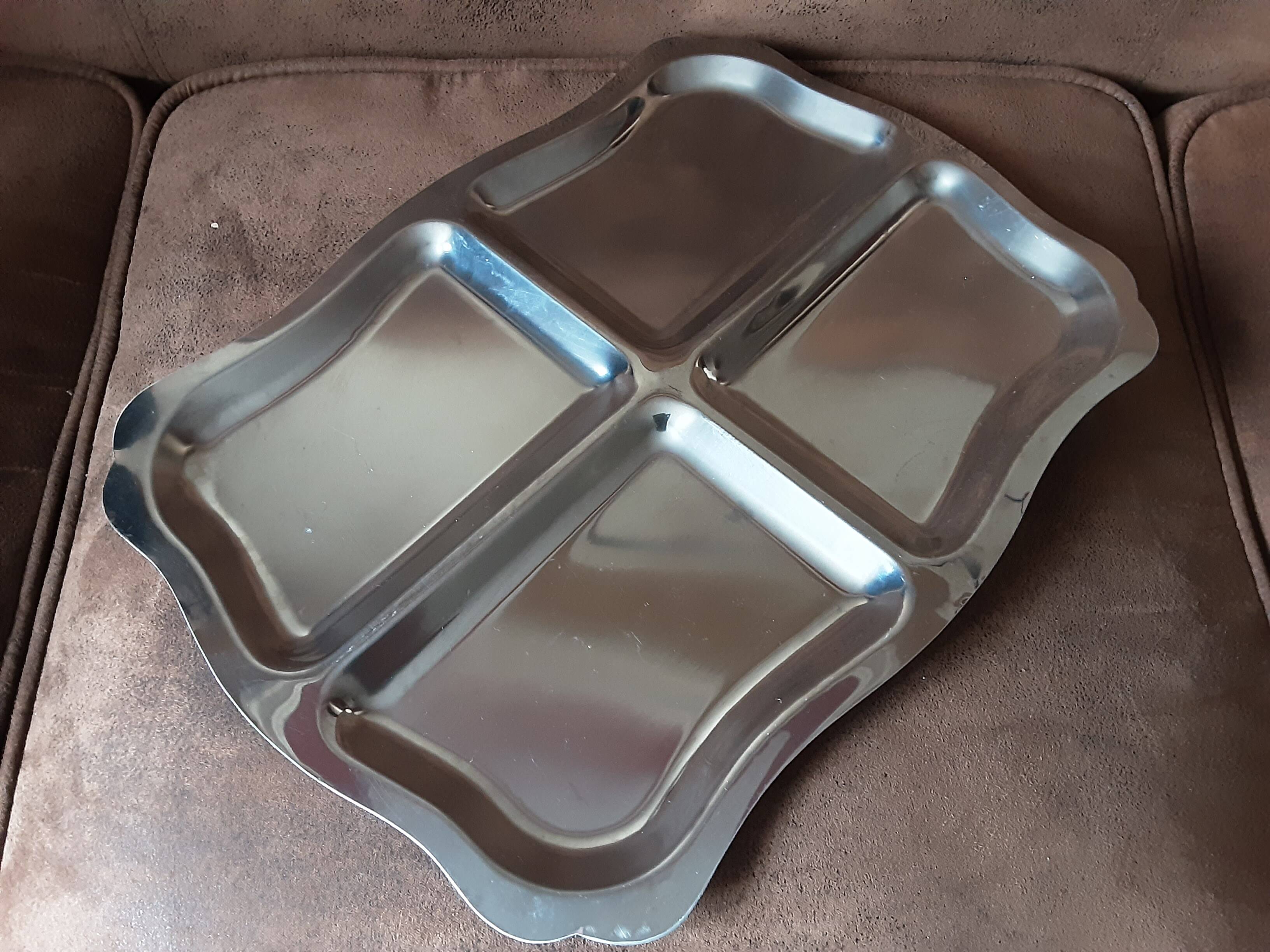 Metal compartments plateau