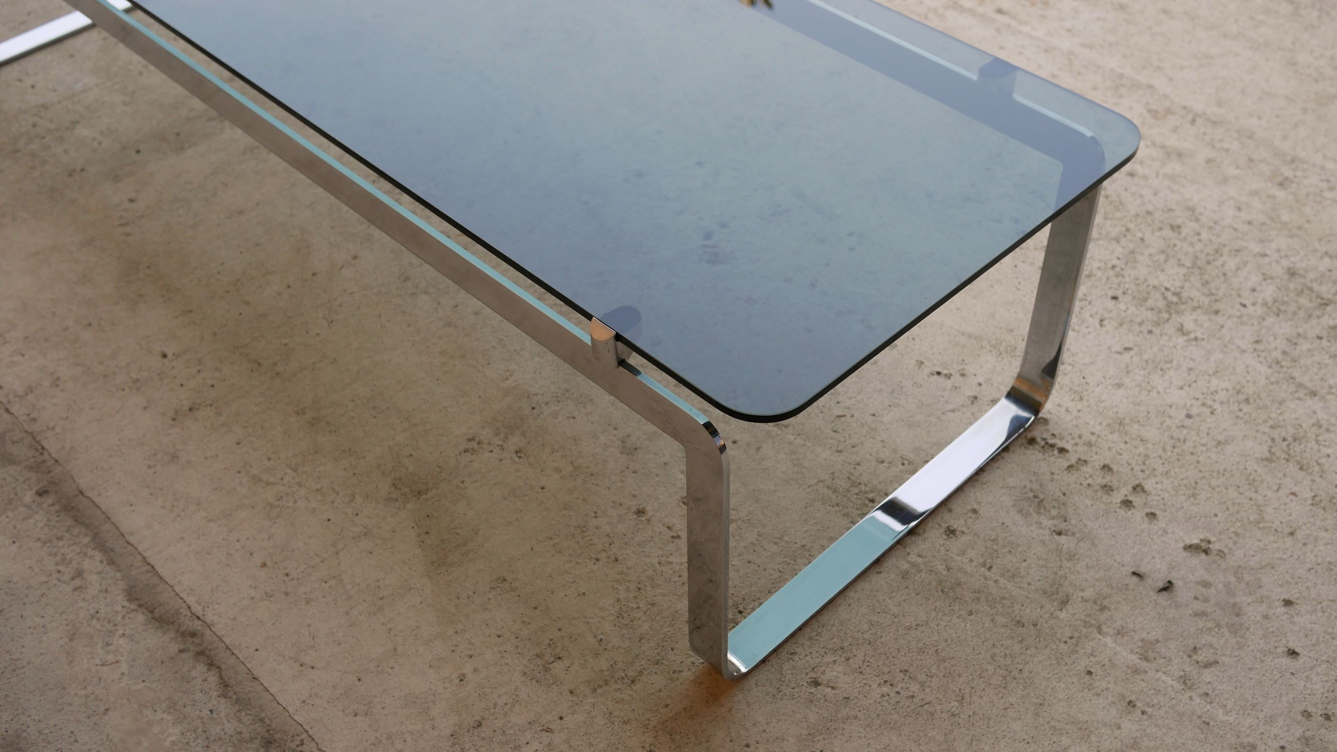 Table basse vintage en métal chromé et en verre fumé