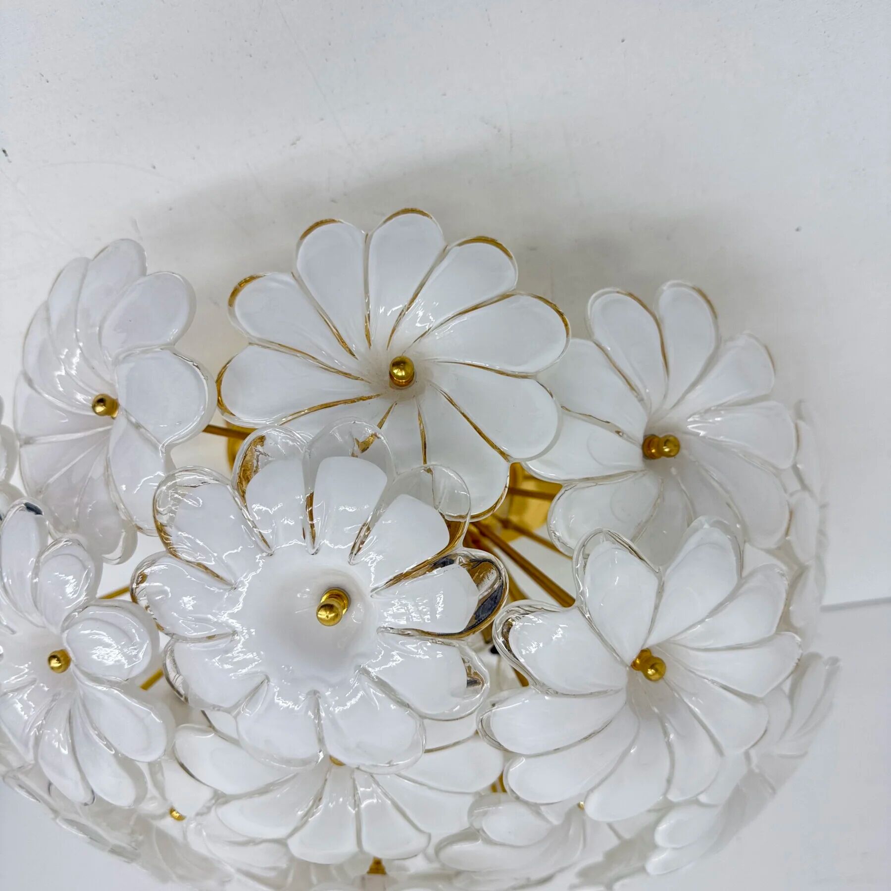 Plafonnier floral en verre blanc de Murano, italien, des années 1970.