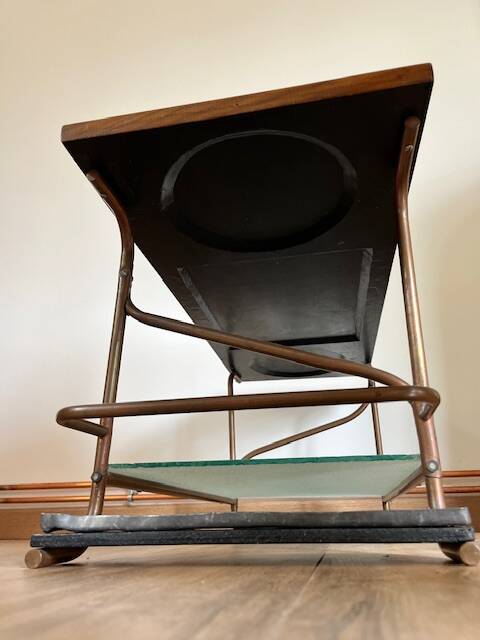 Table basse artisanale et fonctionnelle