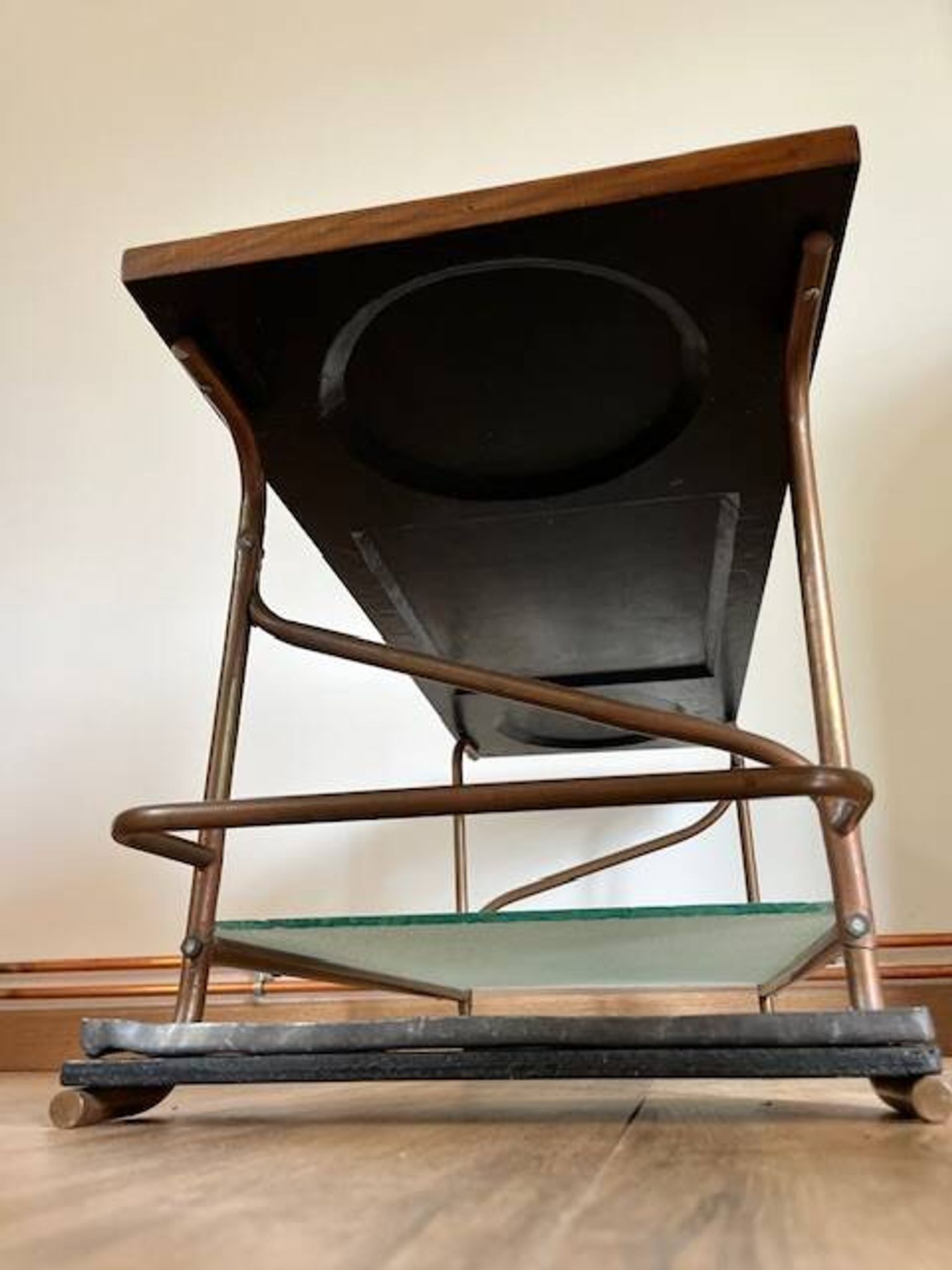 Table basse artisanale et fonctionnelle