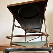 Table basse artisanale et fonctionnelle