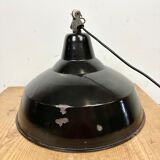 Suspension industrielle en émail noir avec dessus en fonte, années 1950