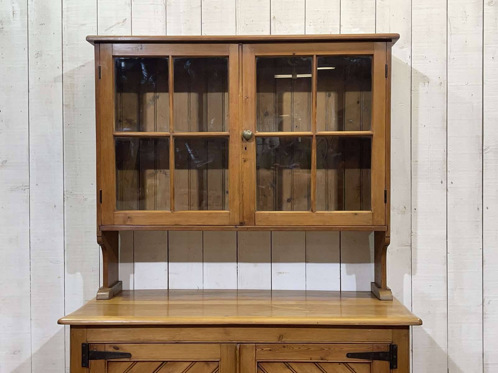 Buffet 2 corps anglais en sapin et noyer des années 1930