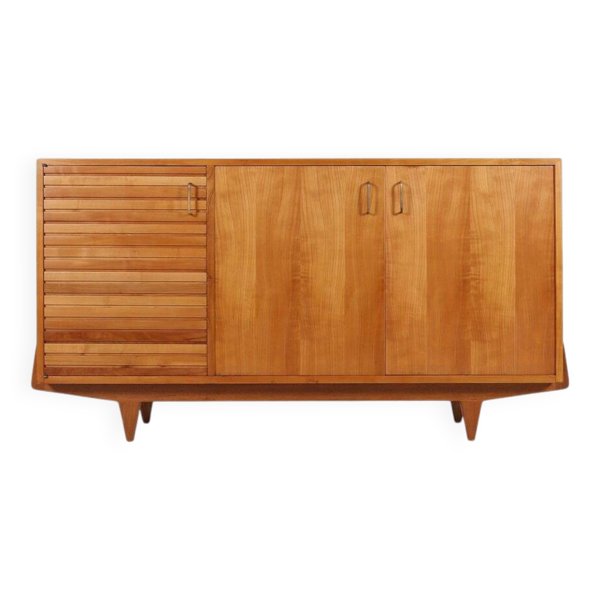 Buffet français des années 1950 en bois de cerisier massif.