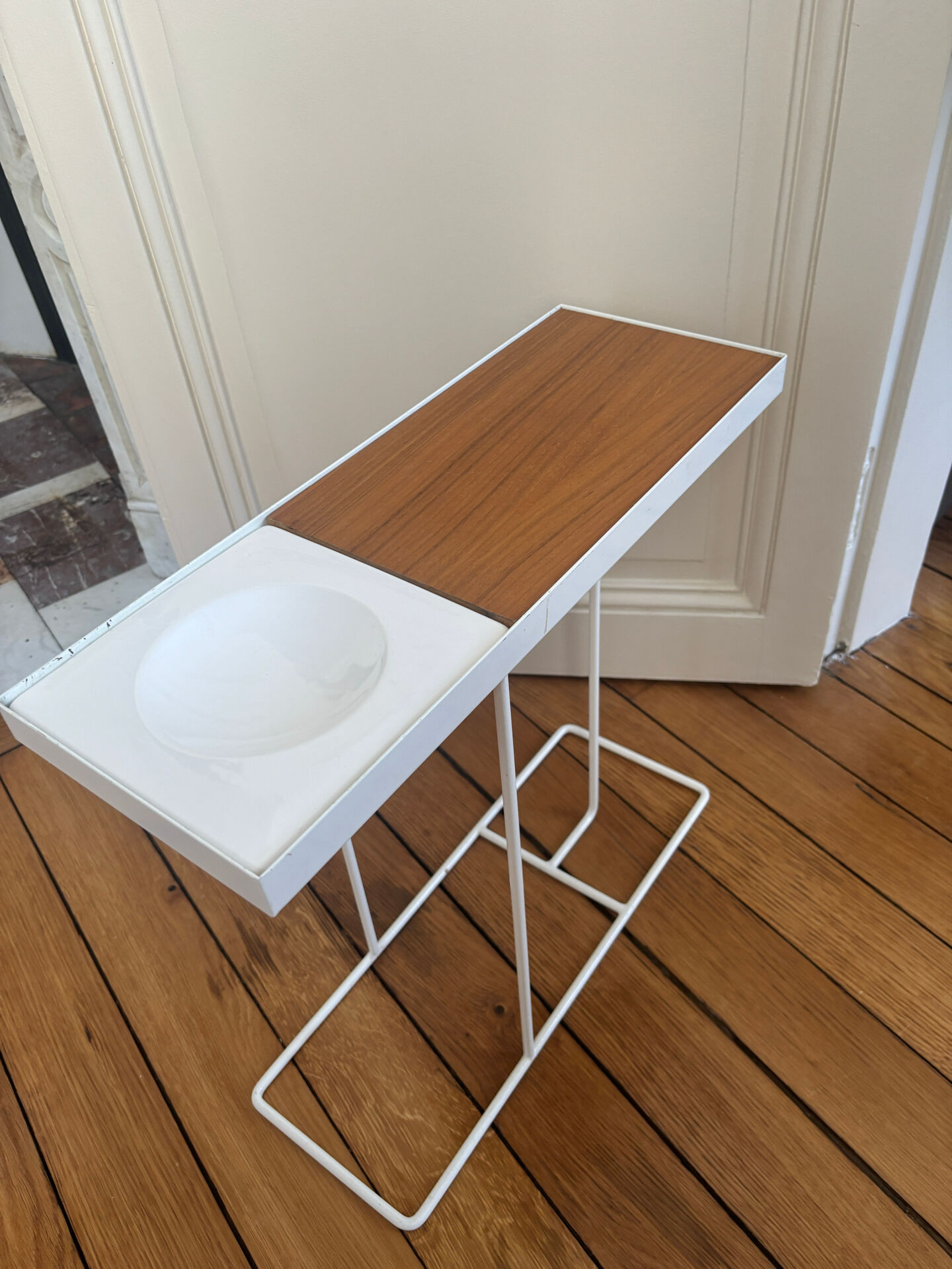 Robin Day side table / white lacquered metal + vintage wood