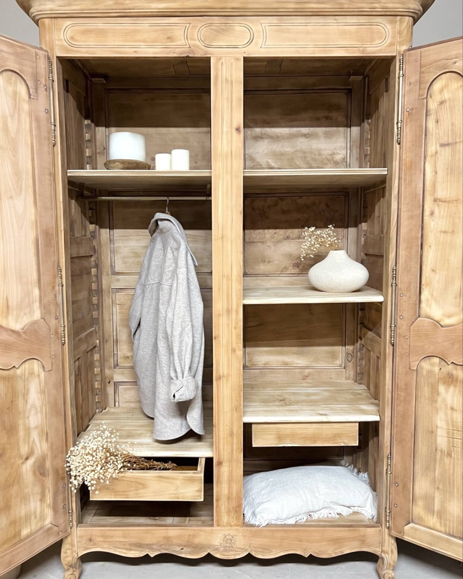 Armoire en merisier massif