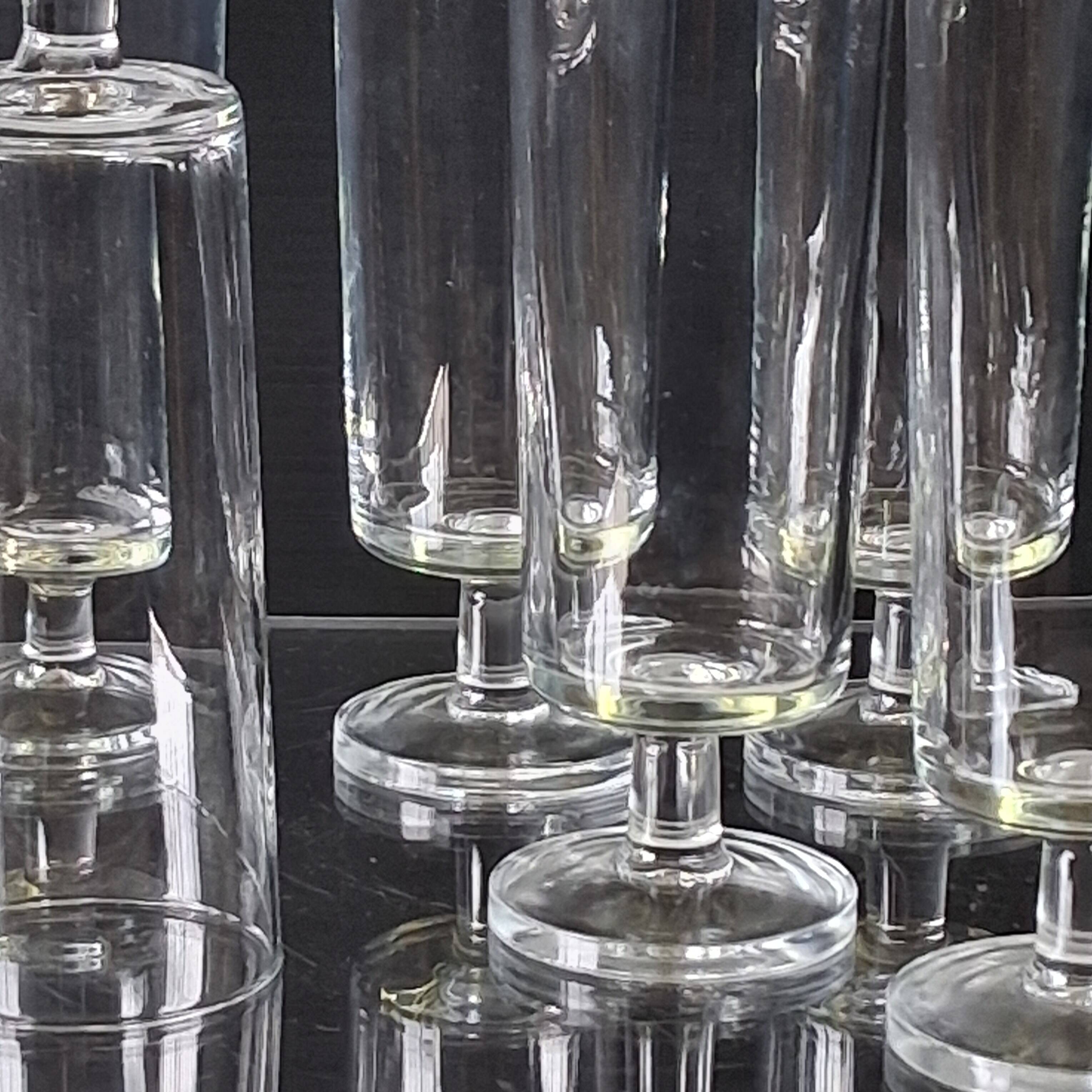 Set of 6 transparent glass flutes/coupes in very good condition.