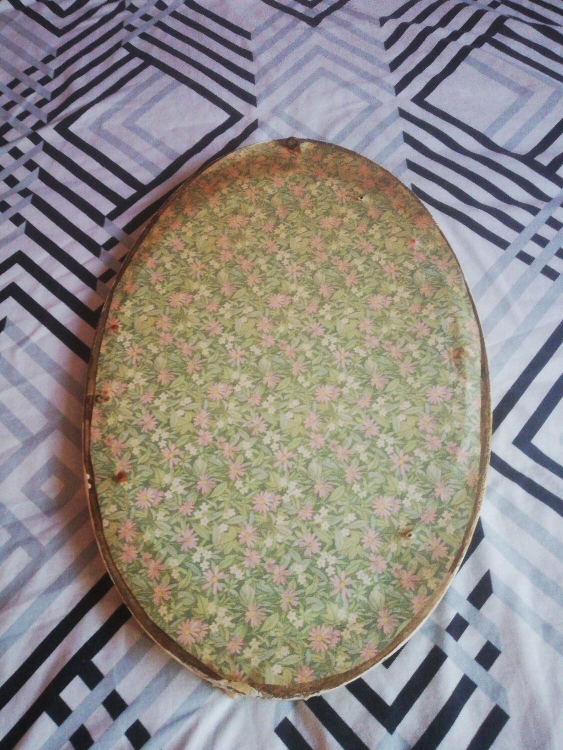 Romantic oval mirror