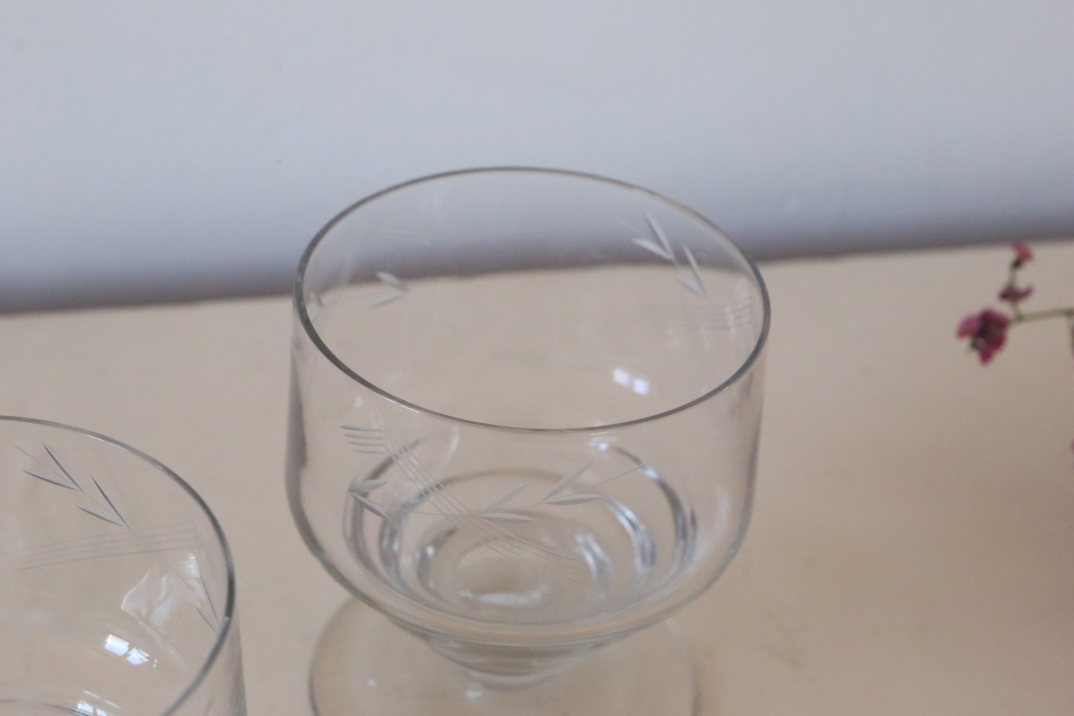 Set de 2 verres à pied, ciselé, art déco