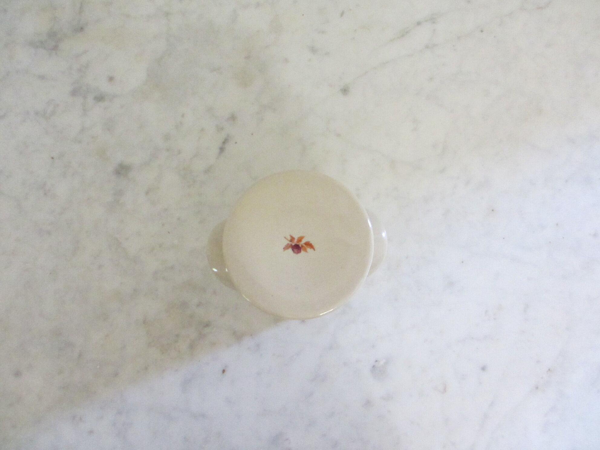 Stoneware pot with fruit decoration