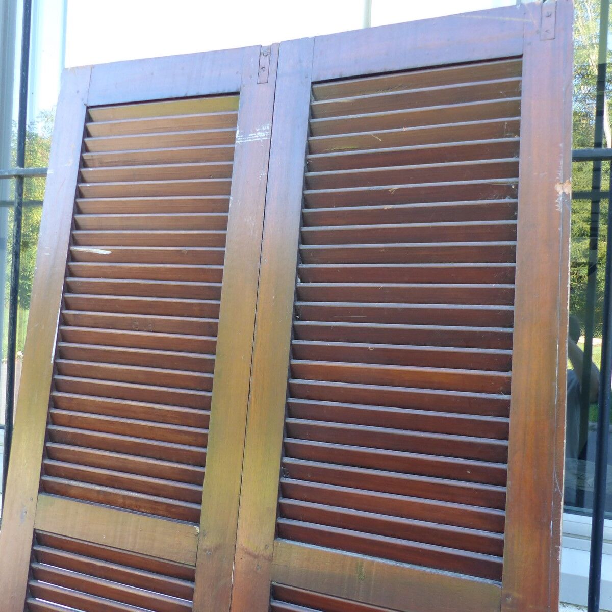 et of 2 wooden shutters