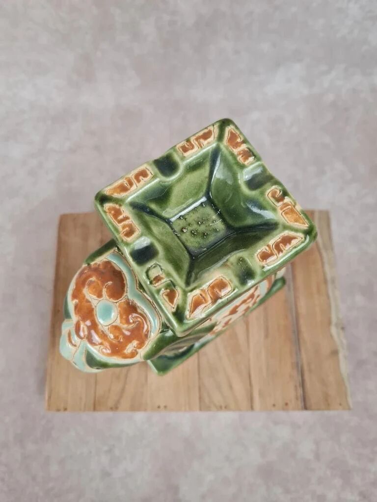 Cendrier éléphant en céramique émaillée vert et ocre – style asiatique vintage