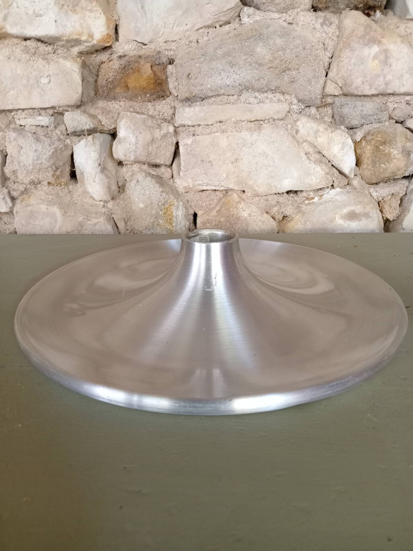 Wall-mounted disc light