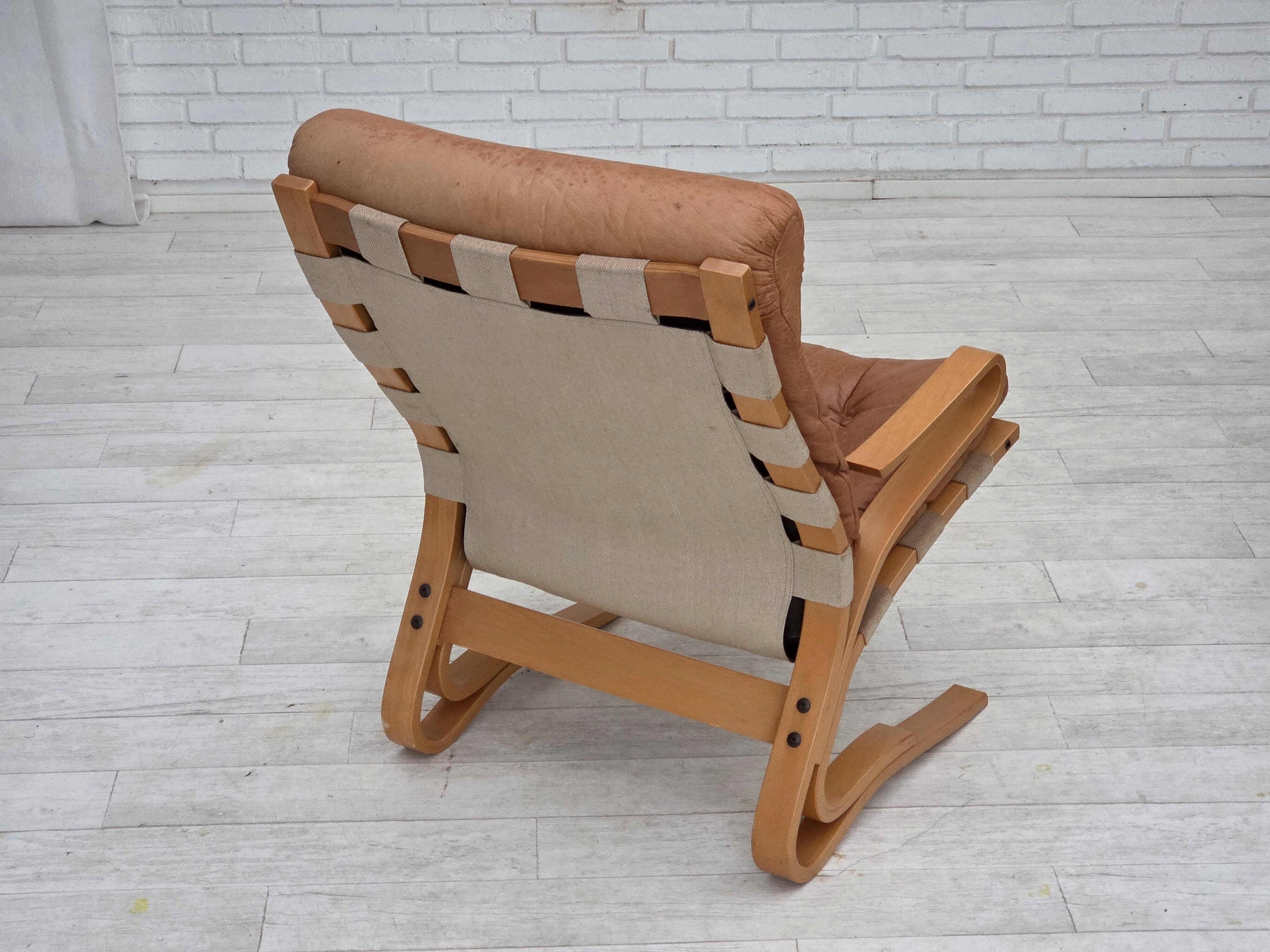 Fauteuil norvégien des années 1970, modèle "Kengu", cuir de meuble.