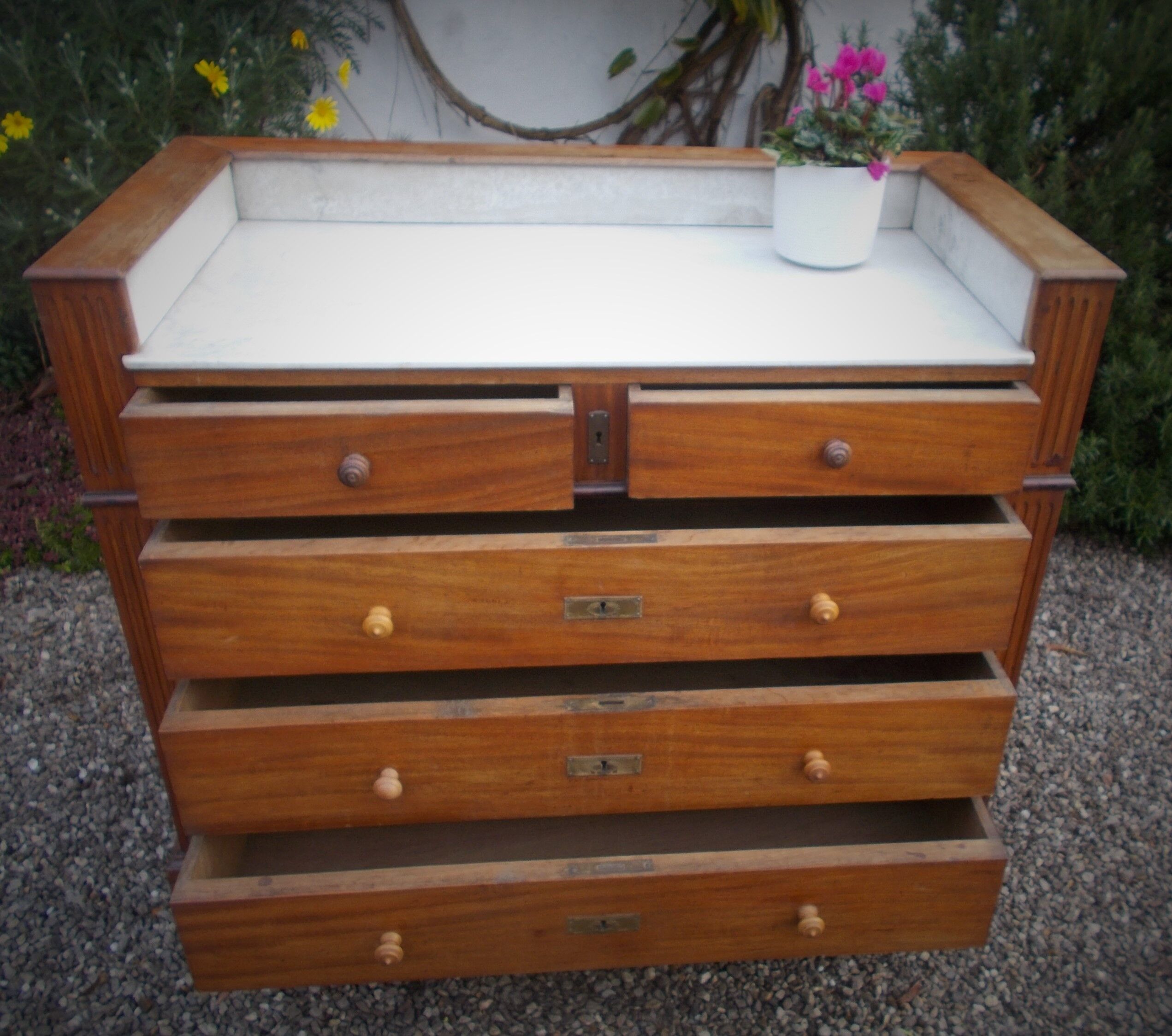 Commode antique, acajou poli et marbre