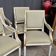 Fauteuils classiques Louis XVI. Bois massif.