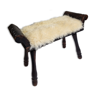 Tabouret en bois sculpté recouvert de peau de mouton de style celtique