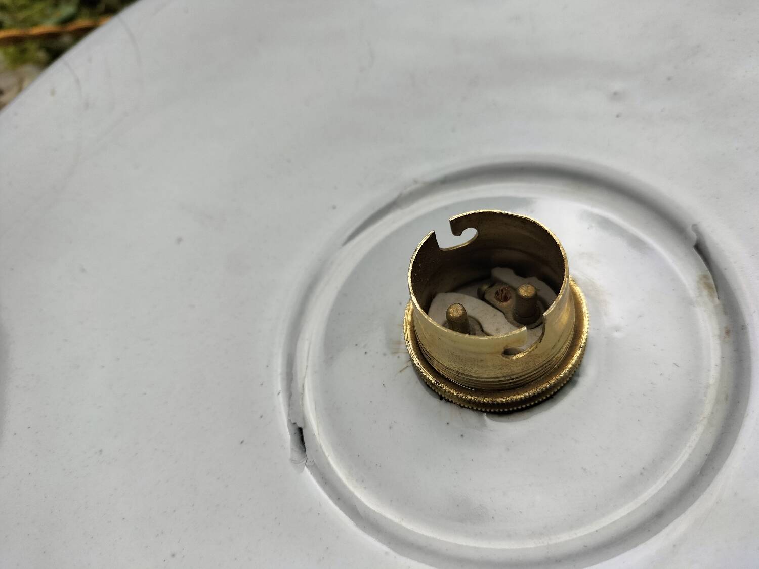 3 enamelled sheet metal suspensions