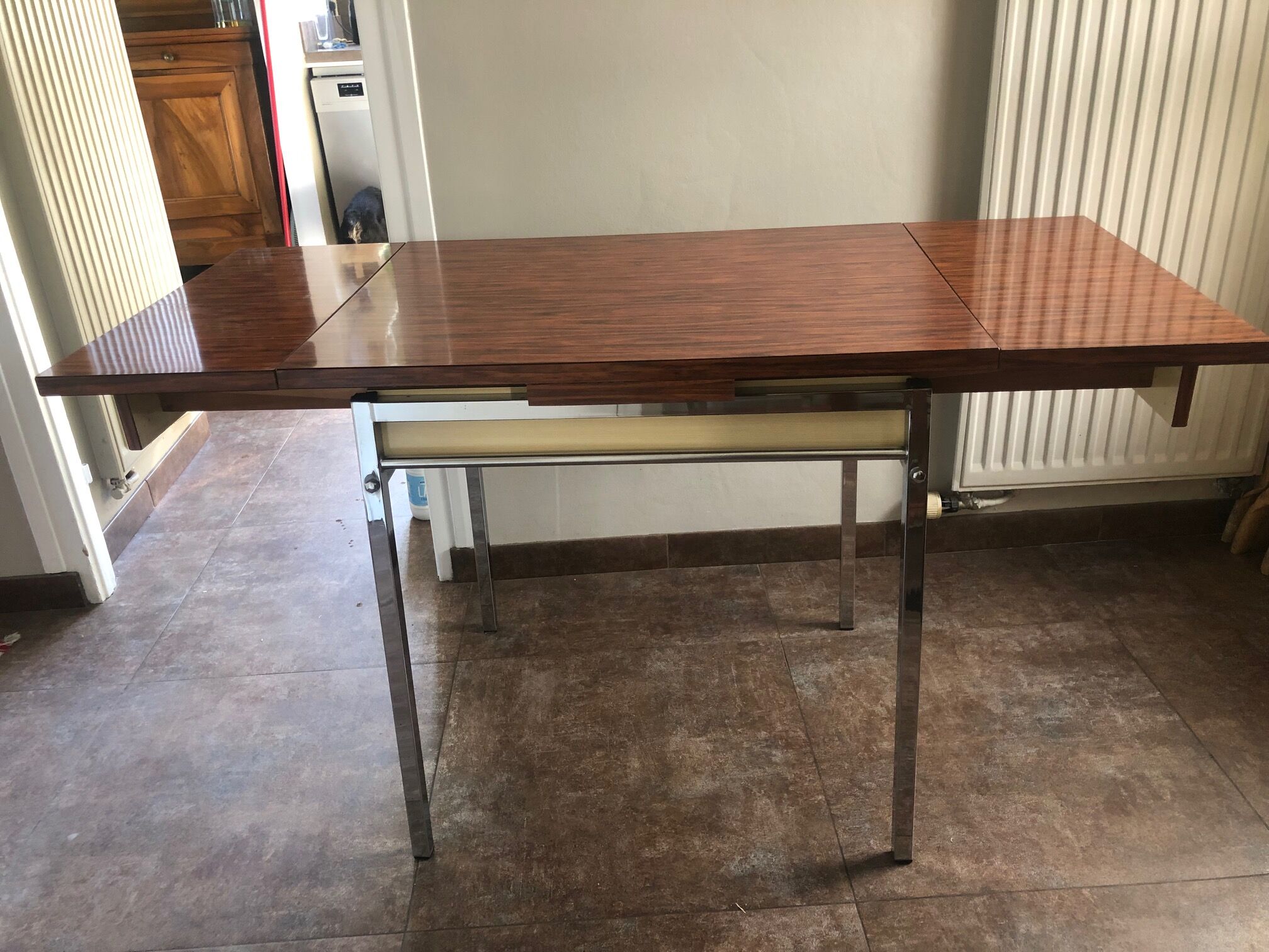 Table en formica avec sa chaise et son tabouret imitation palissandre