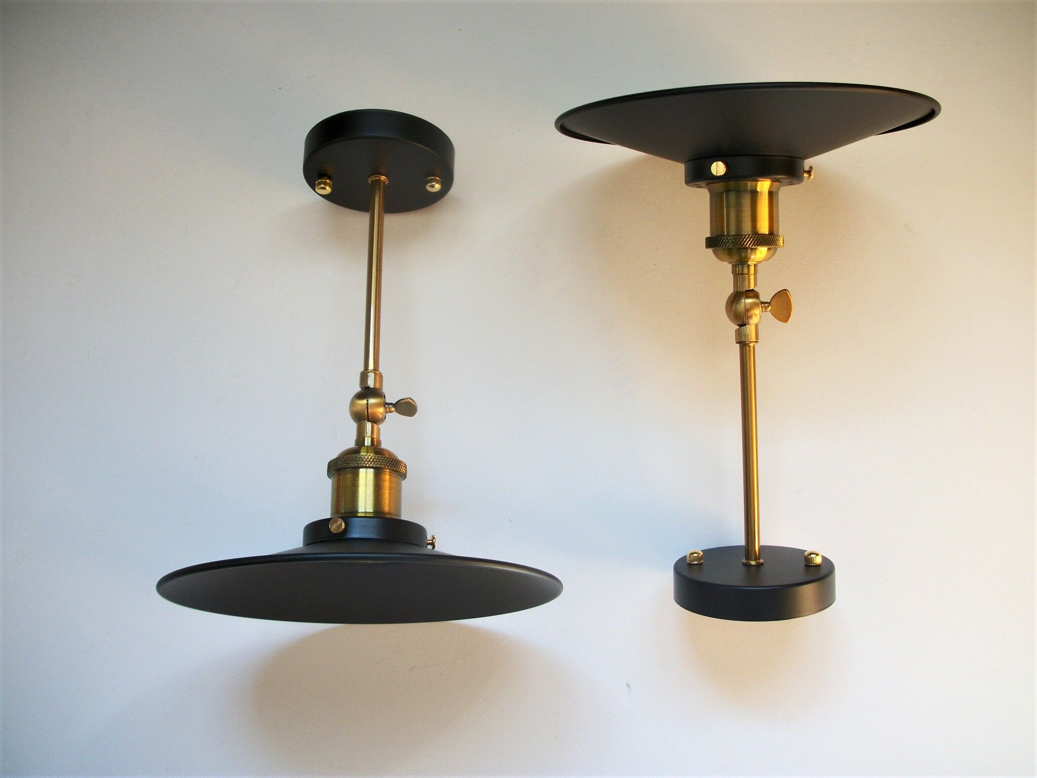 Pair of metal wall lamps in black and bronze color