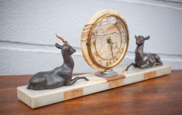 Pendule art déco, pendule avec biches en métal, socle en marbre et onyx, horloge art déco, cheminée