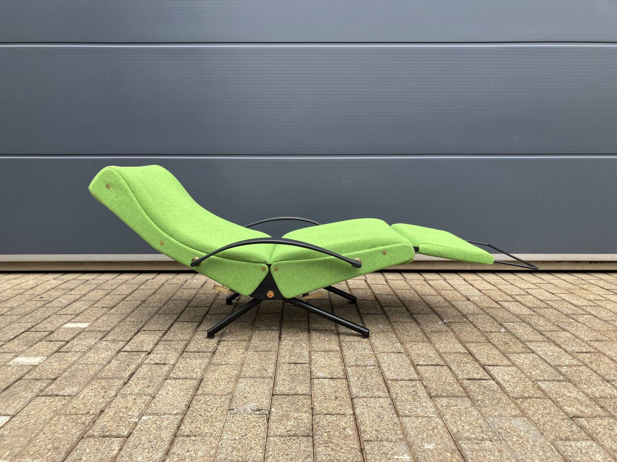 Tecno P40 lounge by Osvaldo Borsani 1st edition, terug in new state!