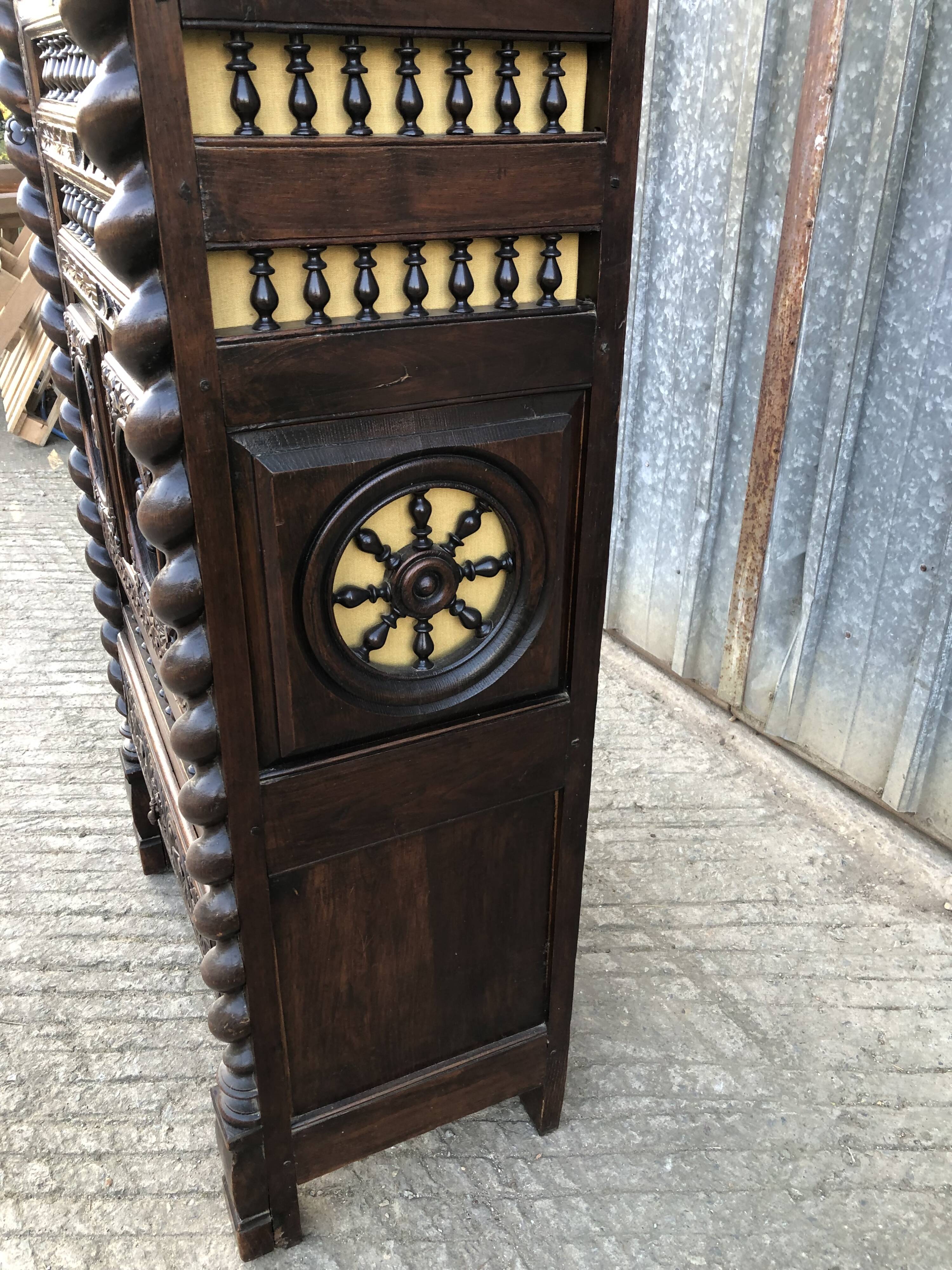 Breton bonnet cupboard in solid oak with 1 door and 1 drawer.