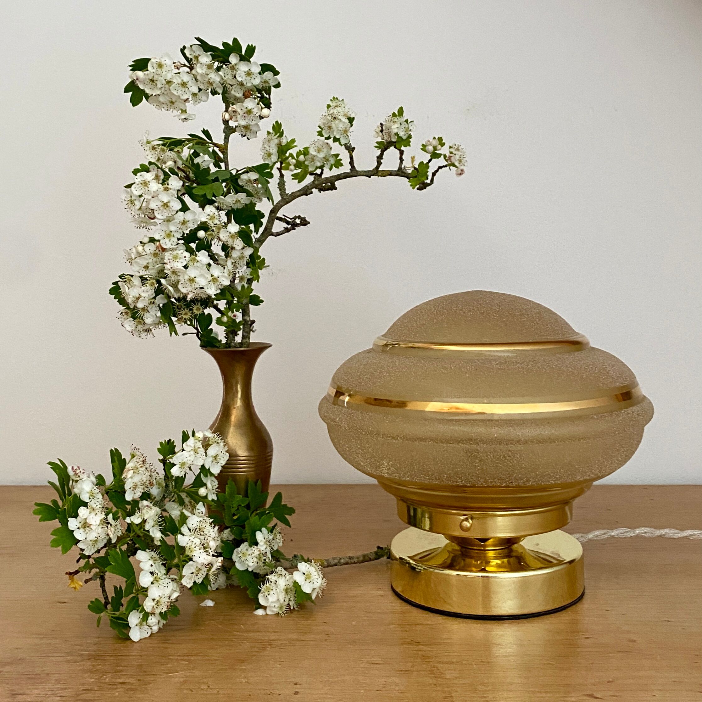 Lampe à poser globe vintage art déco en verre jaune et doré