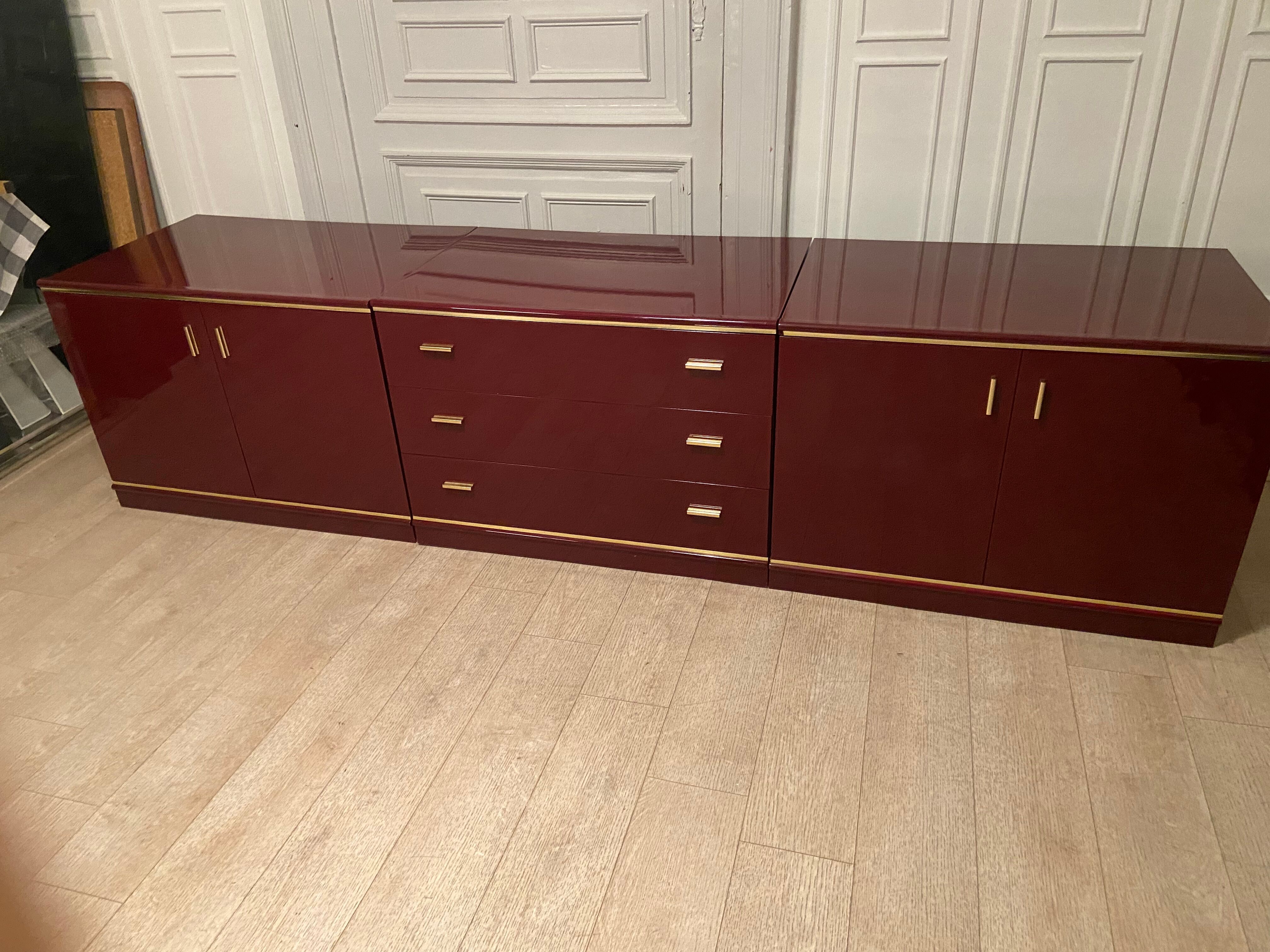 Enfilade laquée bordeaux et laiton 1970s