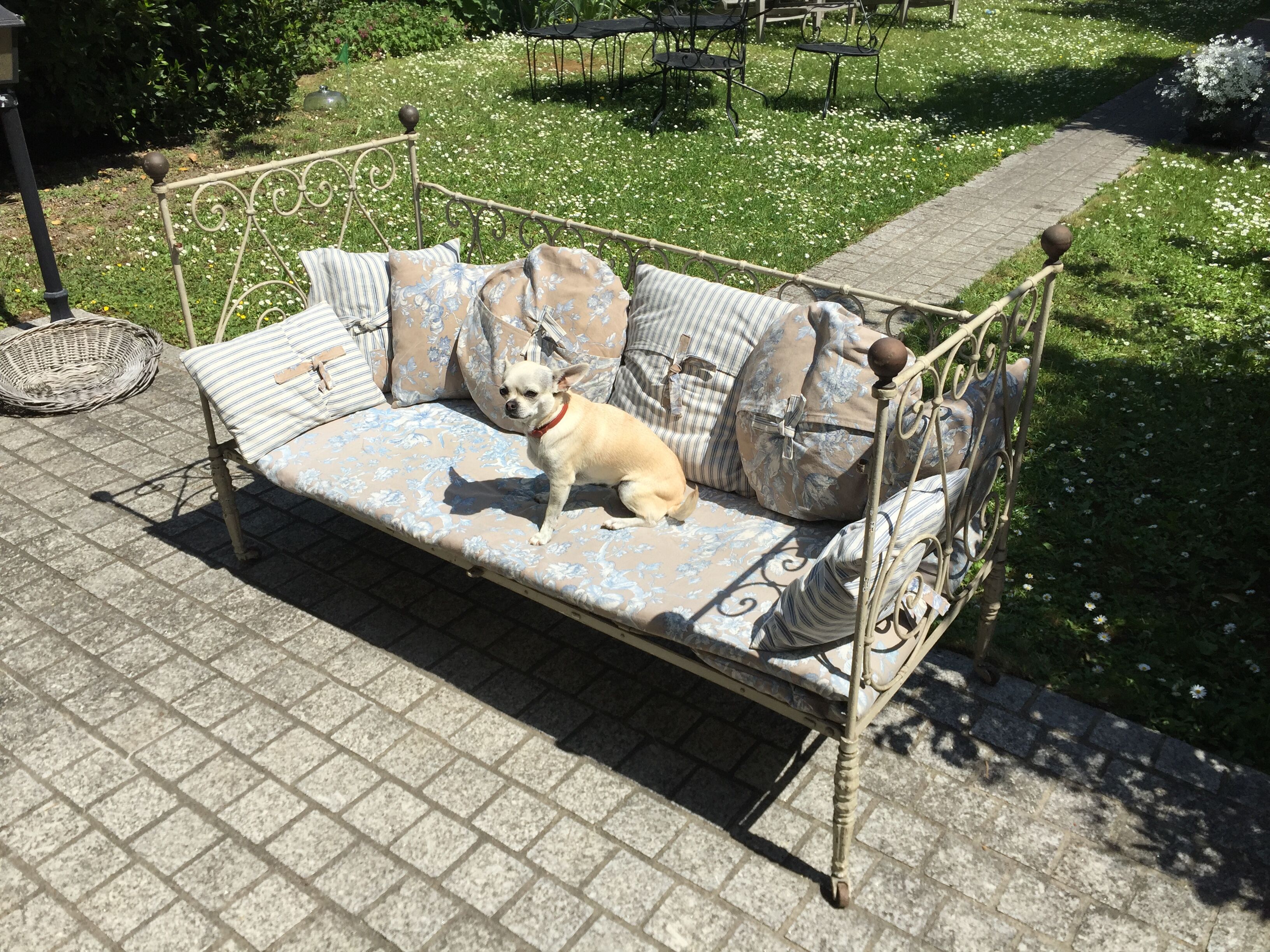 Ancien lit de bébé en fer forgé