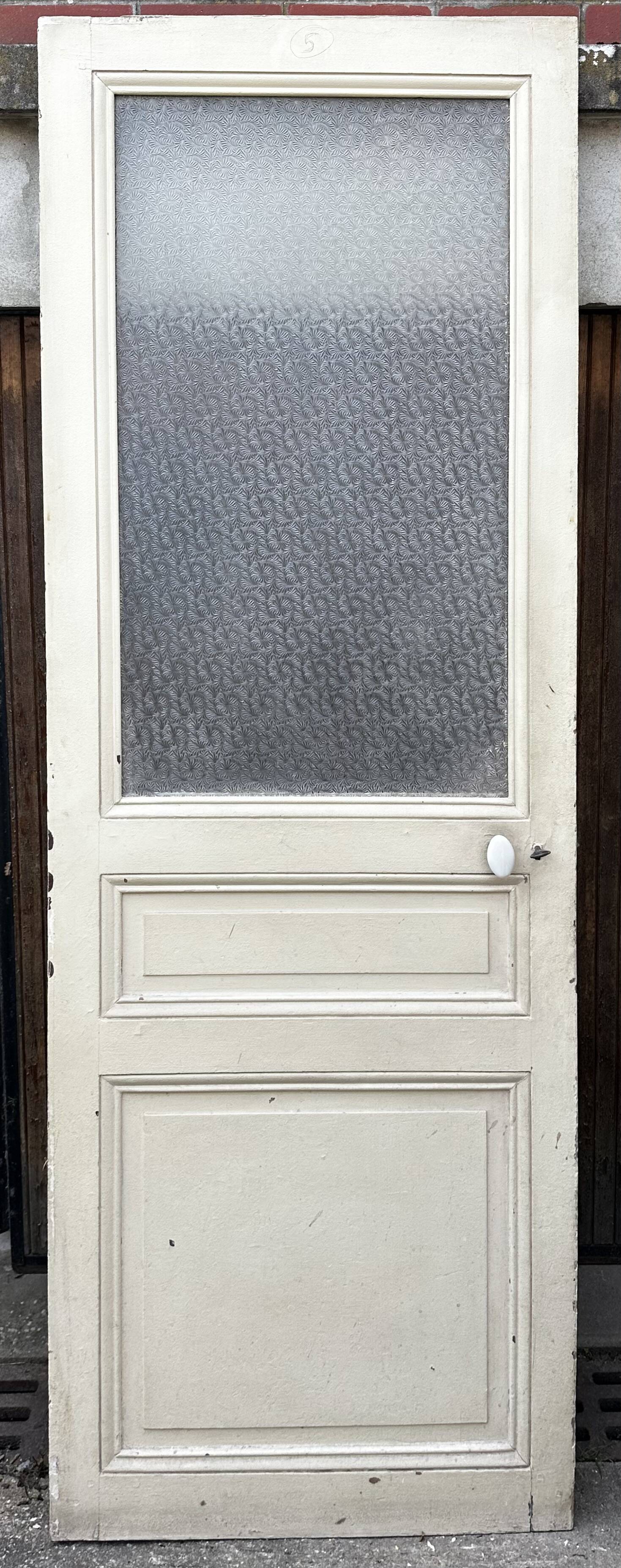 Old door from 1890 in solid wood with translucent glass at the top