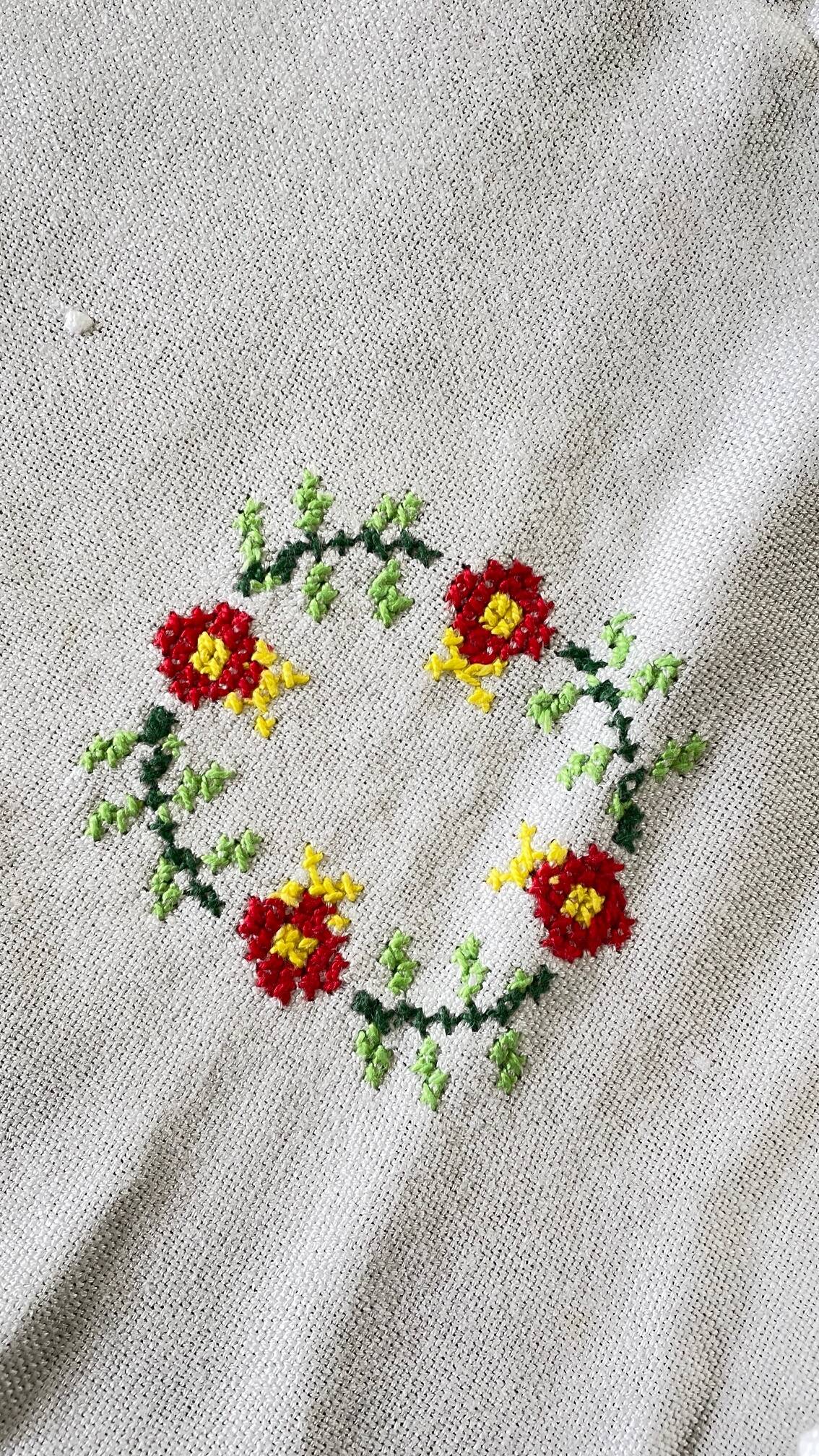 Embroidered tablecloth and 12 vintage napkins