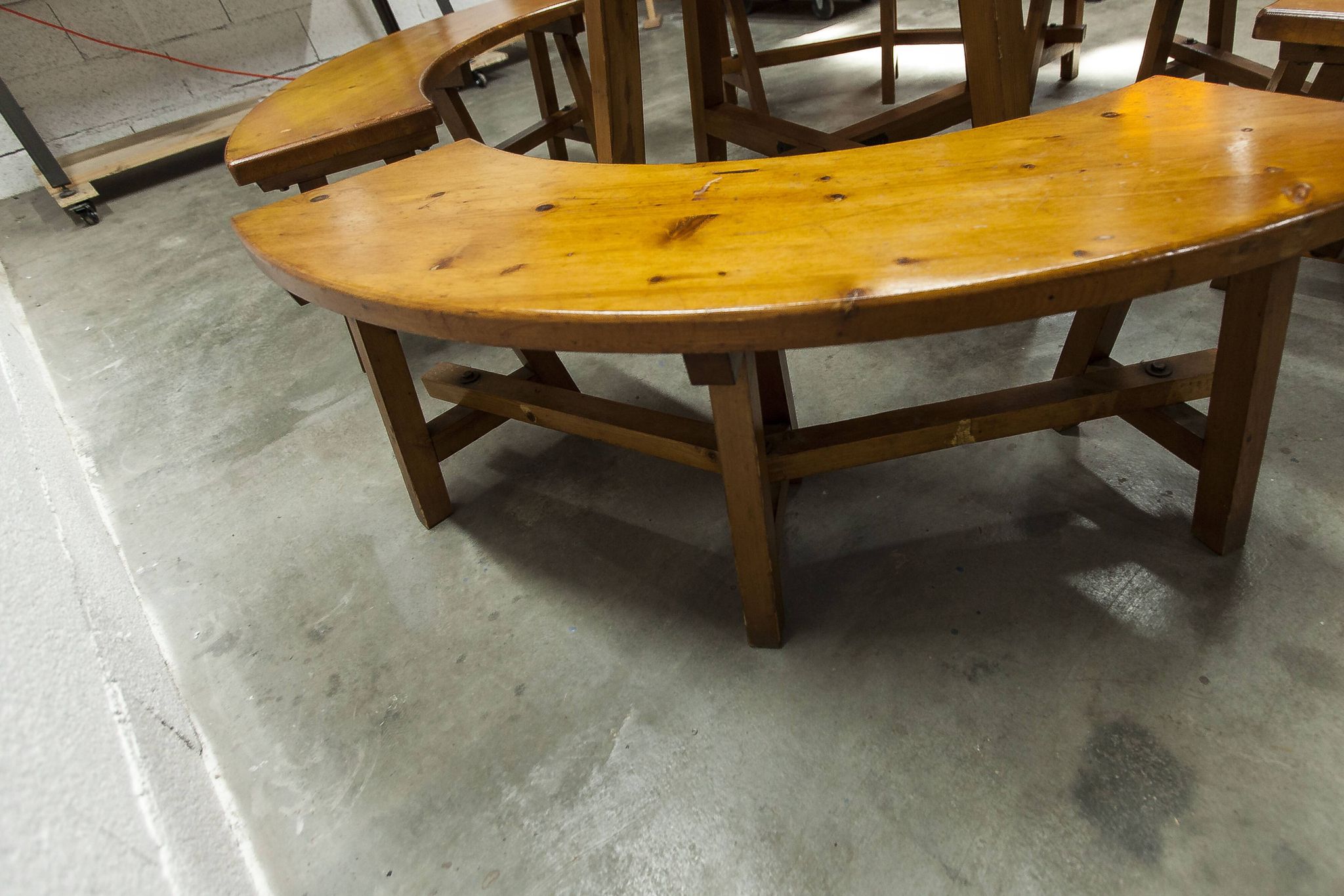 Brutalist ensemble round table 113cm and its 4 rounded stools 1960