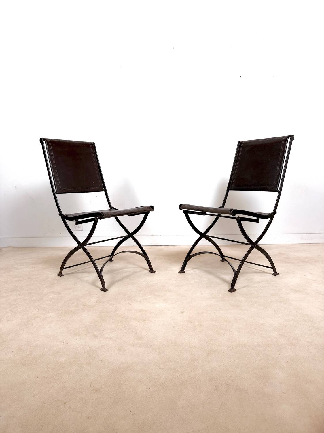 Ensemble de 2 chaises pliantes anciennes en fer forgé et cuir